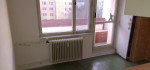Veľký 1-izb. byt s 2 balkónmi po čiatoč. rekonštrukcii na Strede – fotka 2